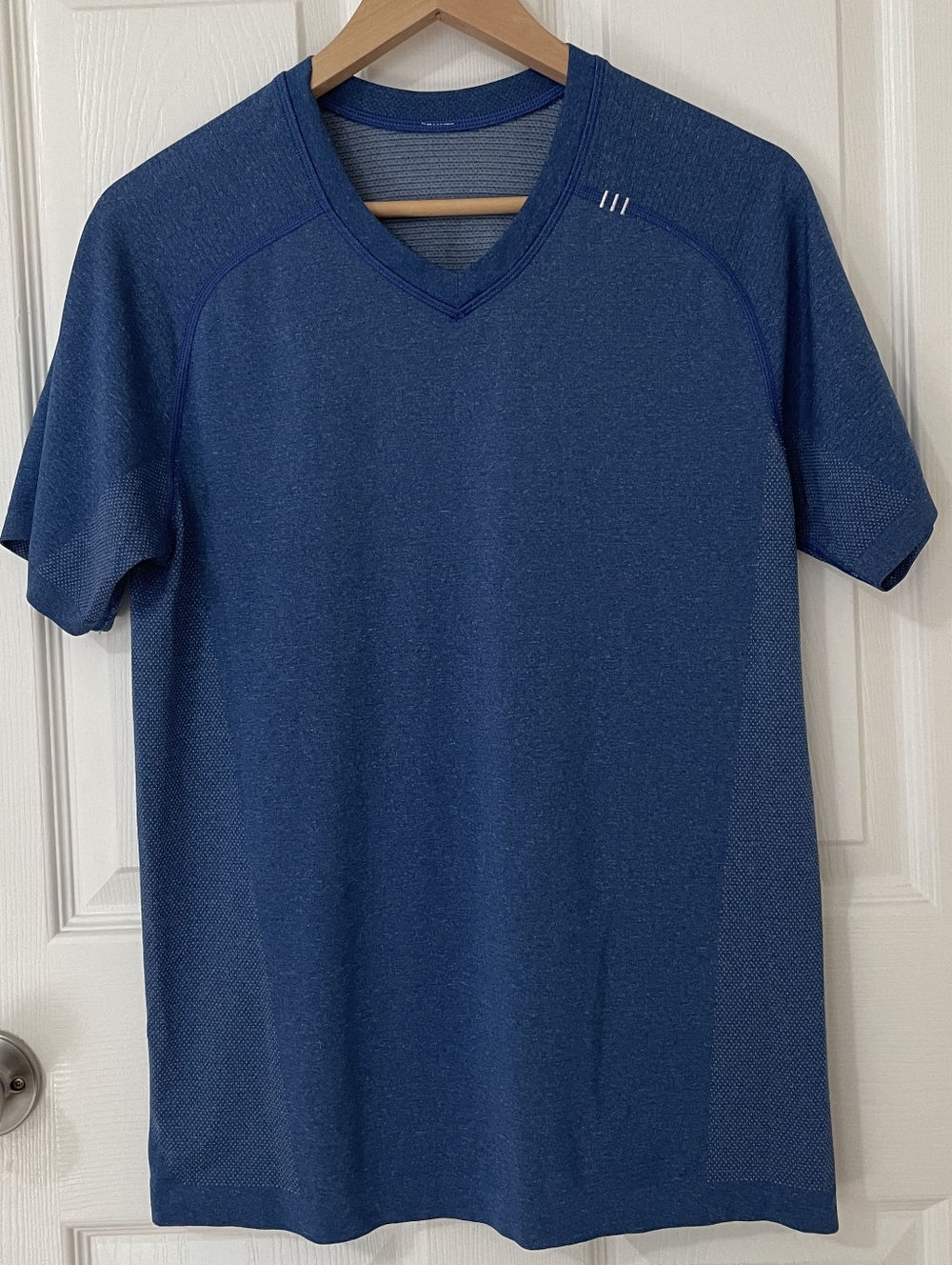 Lululemon Athletica Men's Deep Blue V-Neck Performance Tee Size M